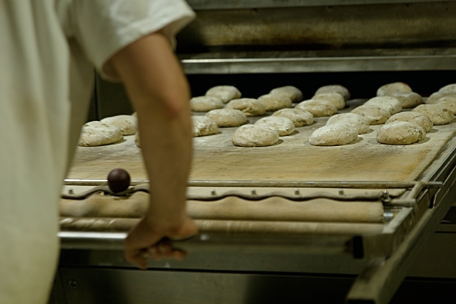 Einschießen des Brots in den Ofen © Bubner